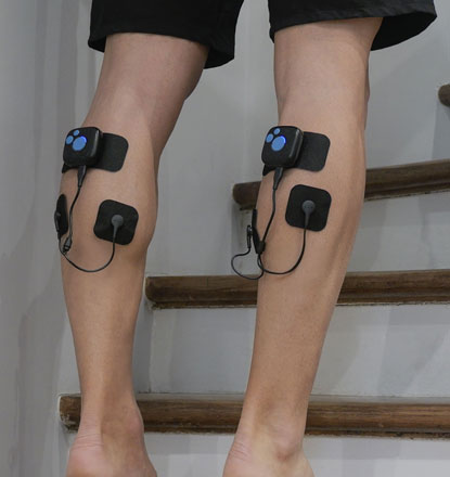 Electroestimulador Bluetens Duo Sport 2 en las piernas